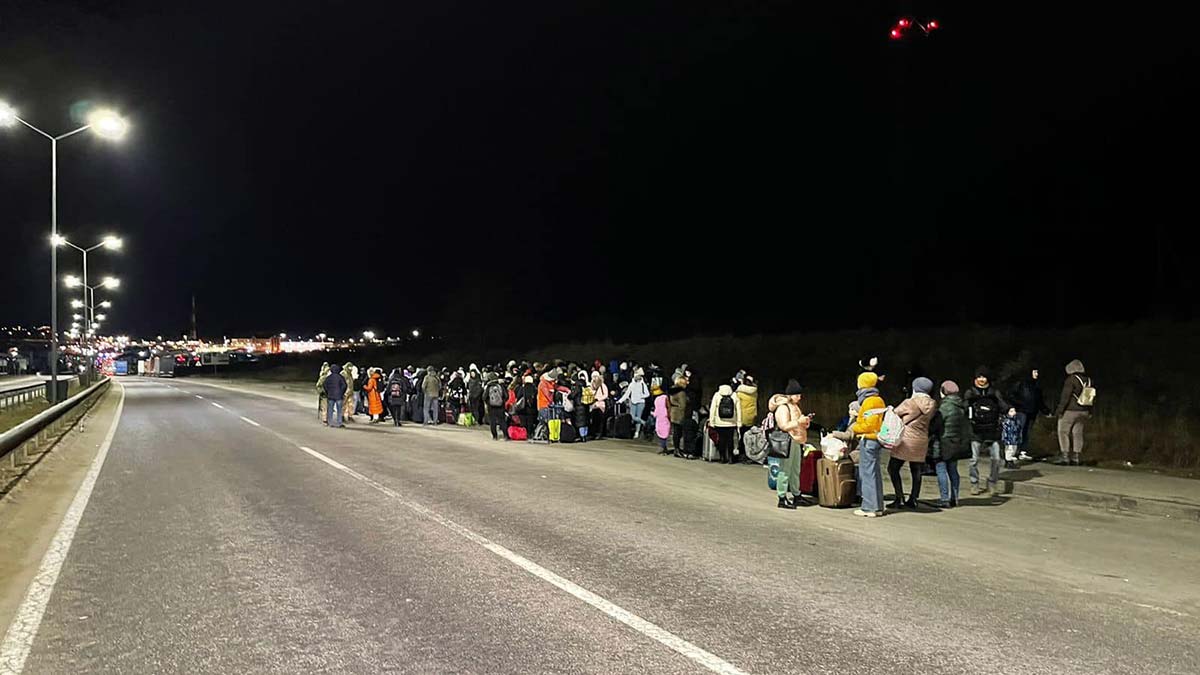 Yüzbinlerce Ukraynalı mülteci sınırı geçti