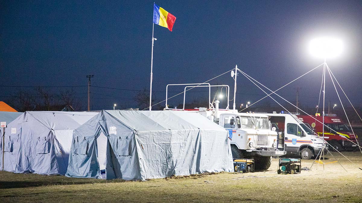 Yüzbinlerce Ukraynalı mülteci sınırı geçti