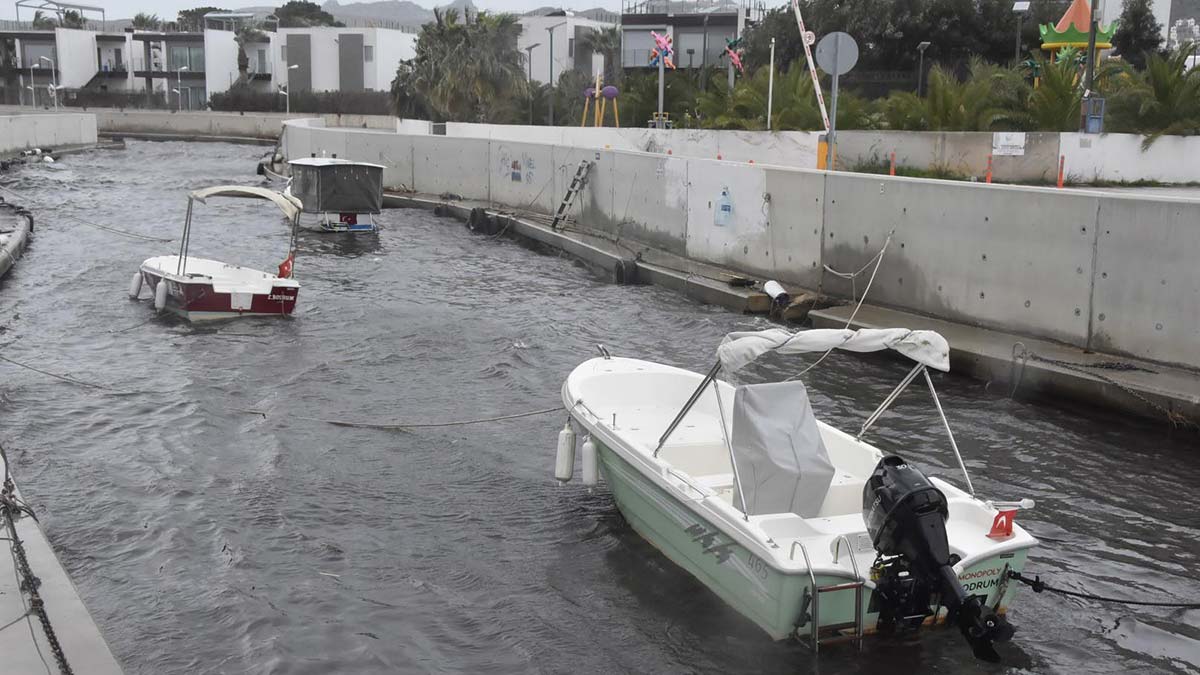 Bodrum'da fırtına nedeniyle tekneler suya gömüldü