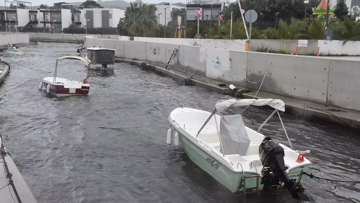 Bodrum'da fırtına nedeniyle tekneler suya gömüldü