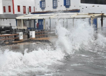 Bodrum'da fırtına nedeniyle tekneler suya gömüldü