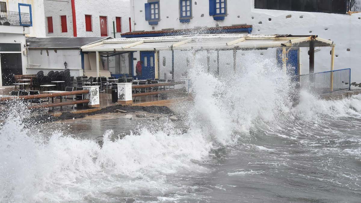Bodrum'da fırtına nedeniyle tekneler suya gömüldü