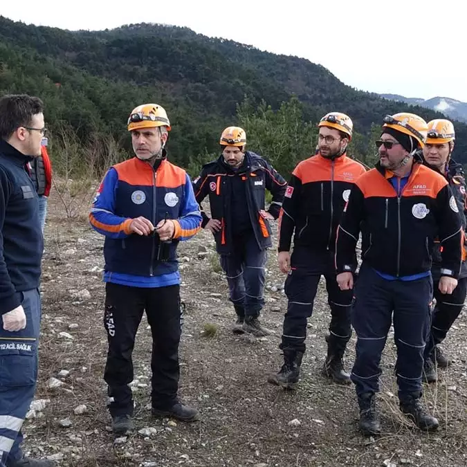 Bursa’da misi köyü olarak bilinen gümüştepe mahallesi civarında bir hava aracının düştüğü iddia edildi. Gelen ihbar üzerine bölgeye polis, itfaiye, sağlık ve kurtarma ekipleri sevk edildi.  