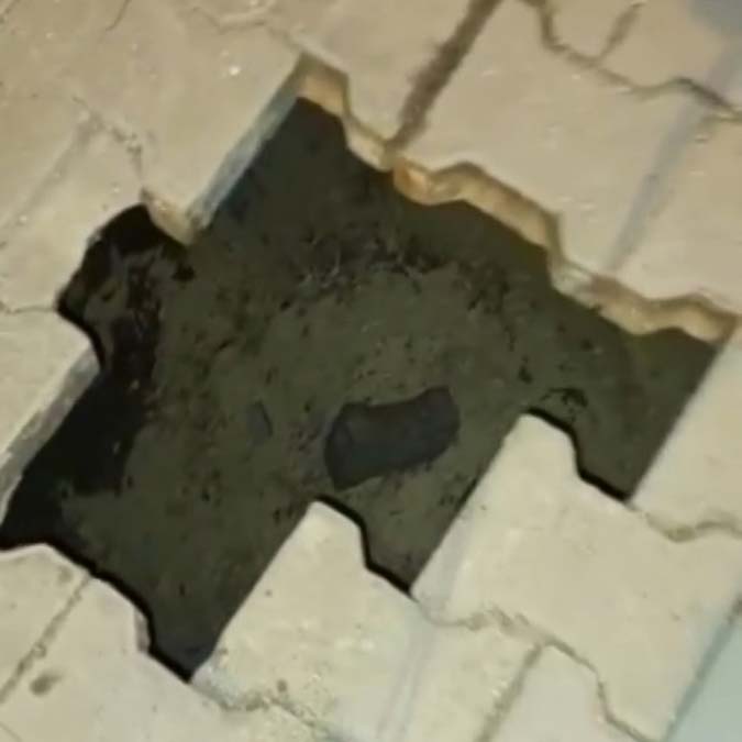 Büyükçekmece'de yol çöktü 5 yaşındaki çocuk çukura düştü. Ailesi ve çevredekilerin yardımıyla çukurdan çıkarılan çocuğun durumunun iyi olduğu öğrenildi.