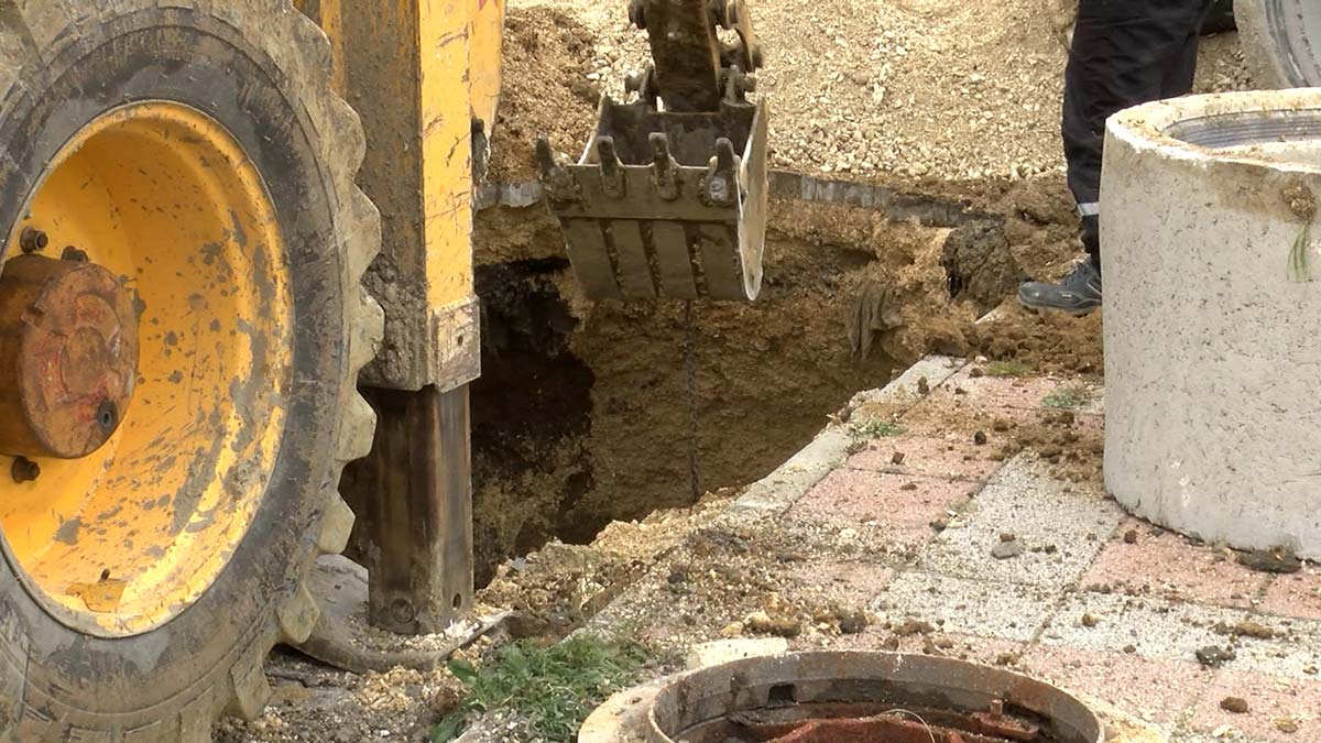 Büyükçekmece'de yol çöktü, 5 yaşındaki İdil çukura düştü