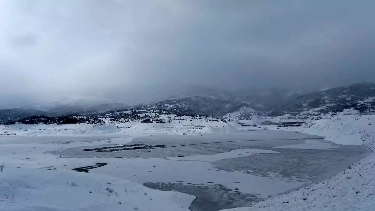 Çayboğazı barajı buz tuttu