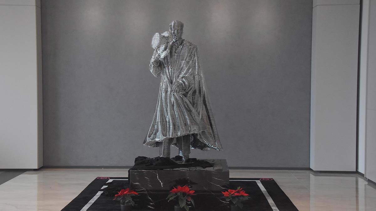 Metal sanatçısı ve heykeltraş Rıdvan Sevim, Atatürk'ün siyah pelerin ve silindir şapkalı fotoğrafını çelikten heykele uyarladı.