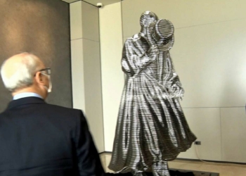 Metal sanatçısı ve heykeltraş Rıdvan Sevim, Atatürk'ün siyah pelerin ve silindir şapkalı fotoğrafını çelikten heykele uyarladı.