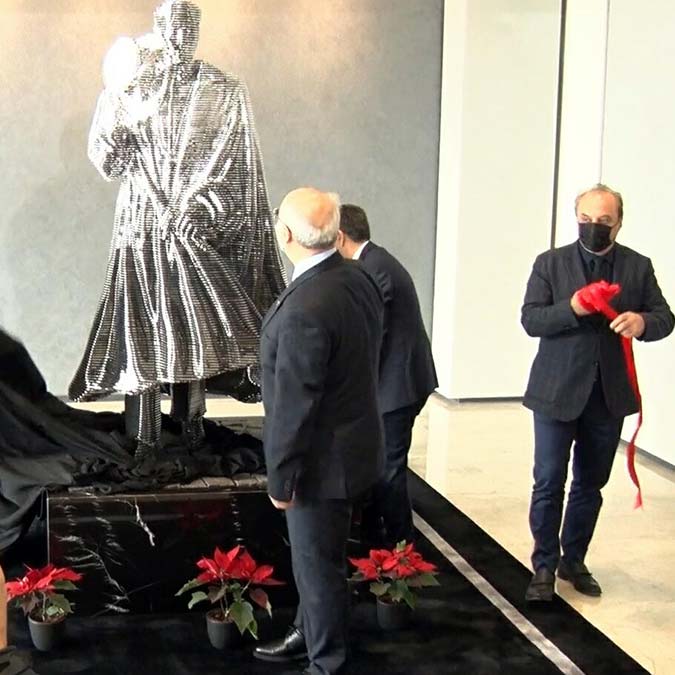 Atatürk'ün siyah pelerin ve silindir şapkalı fotoğrafı sergilendi