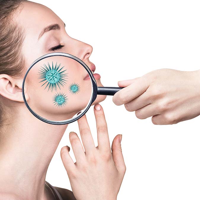 Cildin en önemli görevlerinden birinin vücuda olan zararlı mikroorganizma saldırısını engellemek olduğunu söyleyen Deri Hastalıkları uzmanı Dr. Öğr. Üyesi Özlem Akın, cilt mikrobiyotasında dengenin bozulması halinde bağışıklık sisteminin ve cilt sağlığının bozulacağına işaret etti.