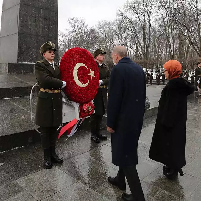 Cumhurbaşkanı erdoğan kiev'de meçhul asker anıtı’na çelenk bıraktı