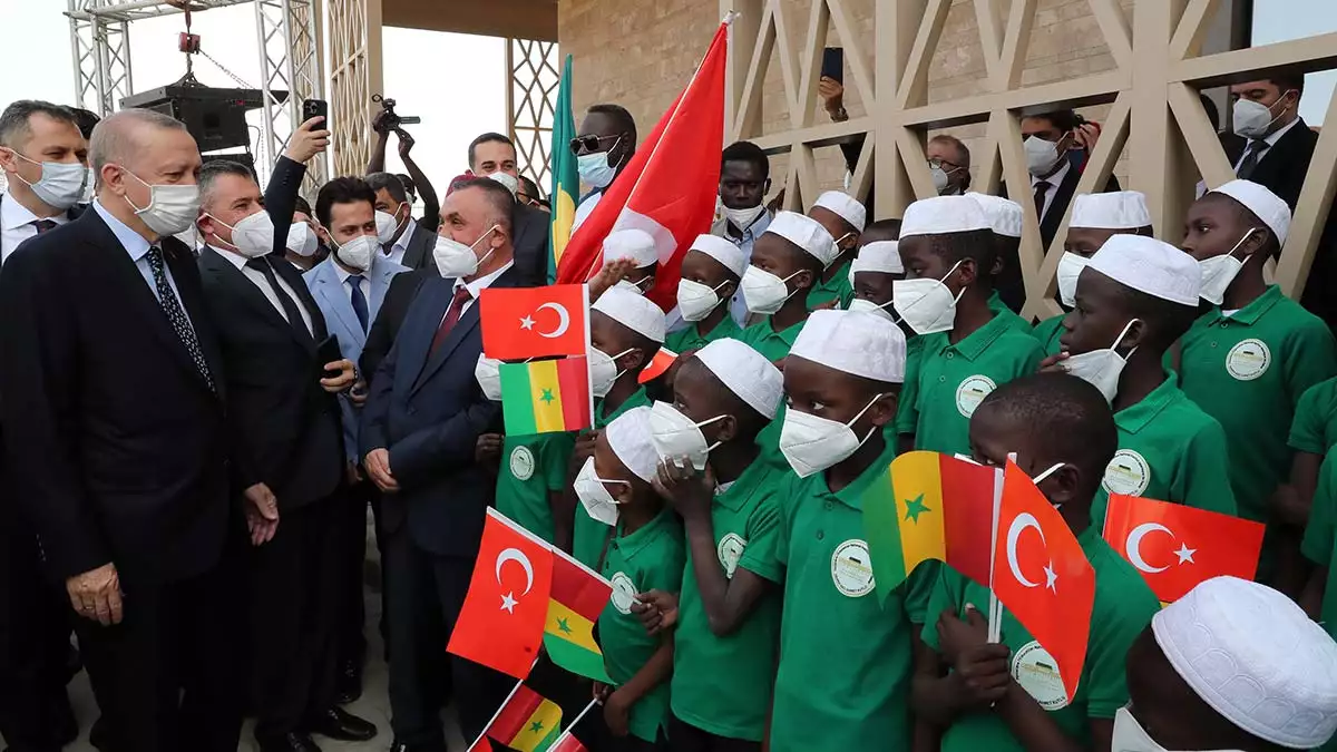 Senegal ziyareti kapsamında dakar’da bulunan cumhurbaşkanı recep tayyip erdoğan kançılarya binasının açılışına katıldı.