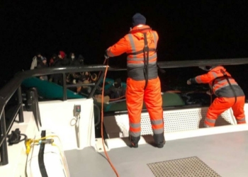 Denizde mahsur kalan kaçak göçmenler kurtarıldı
