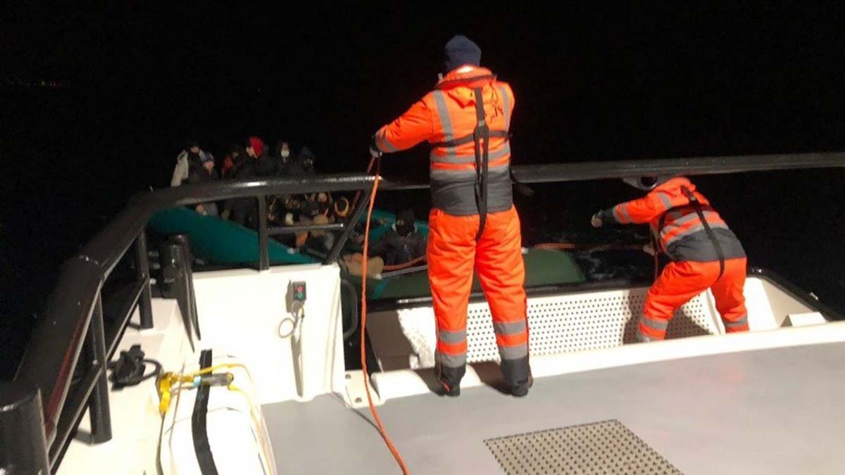Denizde mahsur kalan kaçak göçmenler kurtarıldı