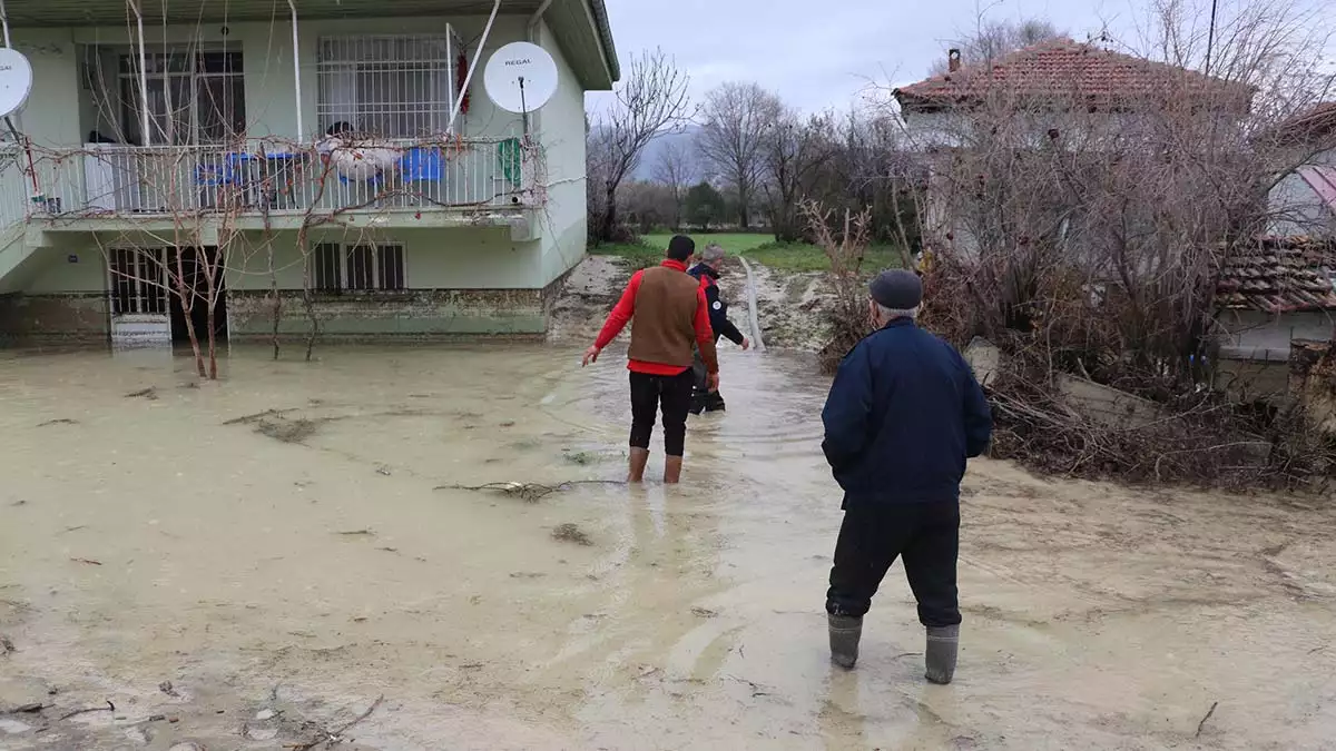 Denizli'de dere taştı; taşkında 25 ev ile ahır ve tarım arazileri, suyla doldu, evlerinde mahsur kalan 15 kişi, kurtarıldı.