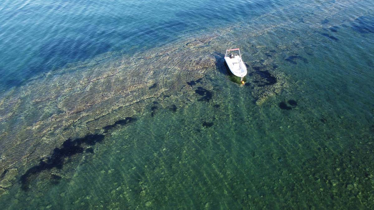 Yüzerken Atarneus Antik Kenti'nin limanını buldu