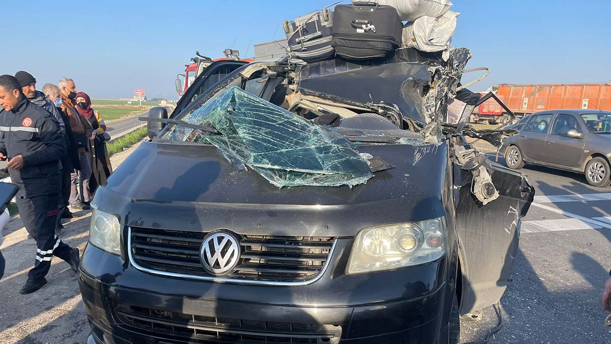 Minibüs kırmızı ışıkta TIR'a çarptı: 1 ölü