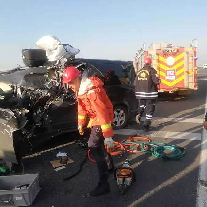 Minibüs kırmızı ışıkta tir'a çarptı: 1 ölü