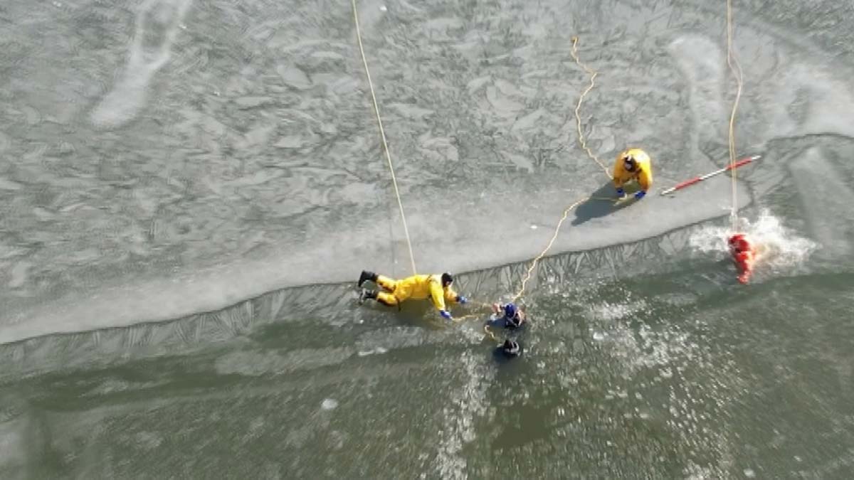 İtfaiyeciler gençleri donmaktan kurtardı