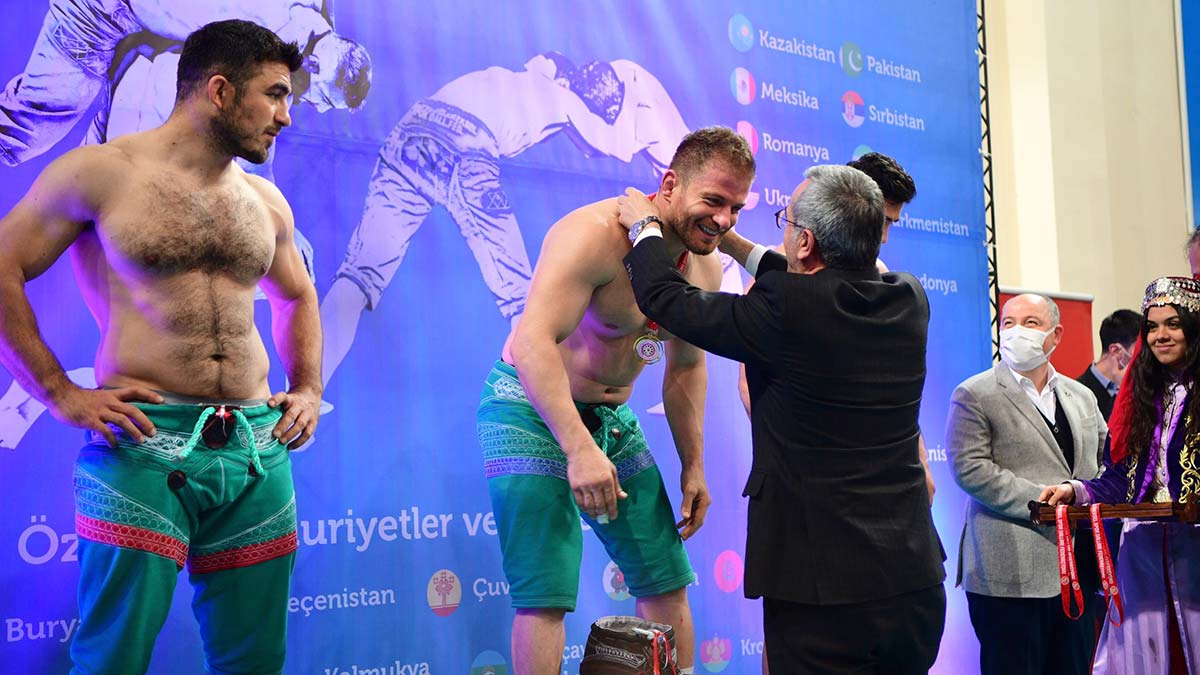 Kahramanmaraş'ta düzenlenen Şalvar Güreşi Dünya Şampiyonası'nın başpehlivanı İsmail Balaban oldu. Balaban, unvanını koruduğu için çok mutlu olduğunu söyledi.