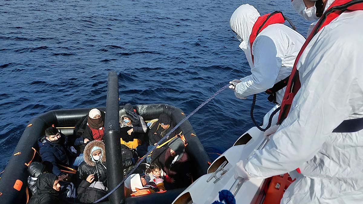 Ege Denizi'nde göç olaylarını izleyen ve raporlayan Norveçli sivil toplum örgütü Aegean Boat Report'a göre, 2021'de Yunanistan'ın geri itme eylemlerinin sayısı, önceki yıla göre yüzde 97 arttı.