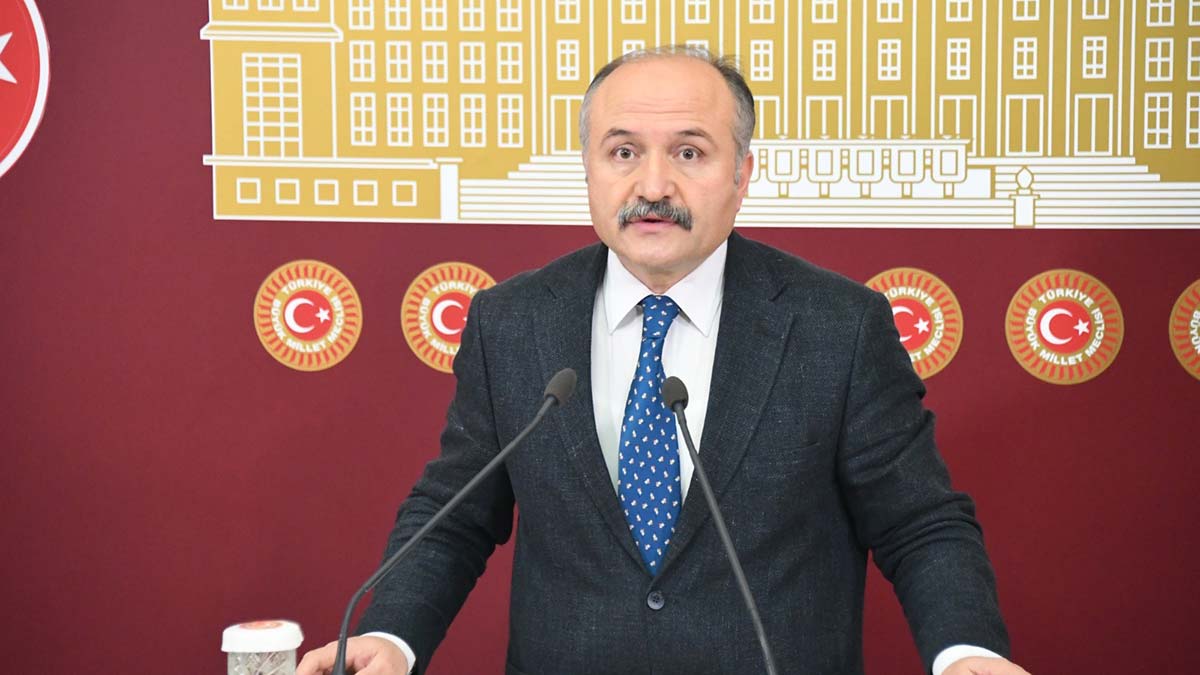 İYİ Parti Grup Başkanvekili Erhan Usta, TÜİK'in enflasyon rakamlarına değinerek "Son 2 aydaki enflasyon oranı, fiyat artışı yüzde 26.2 oldu. Memurlar bundan sonra keseden yiyecekler" dedi.
