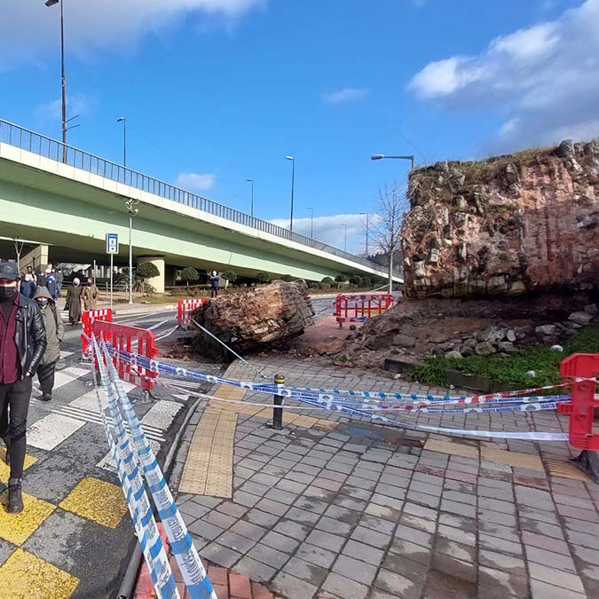 Fatih'teki tarihi sur yola devrildi