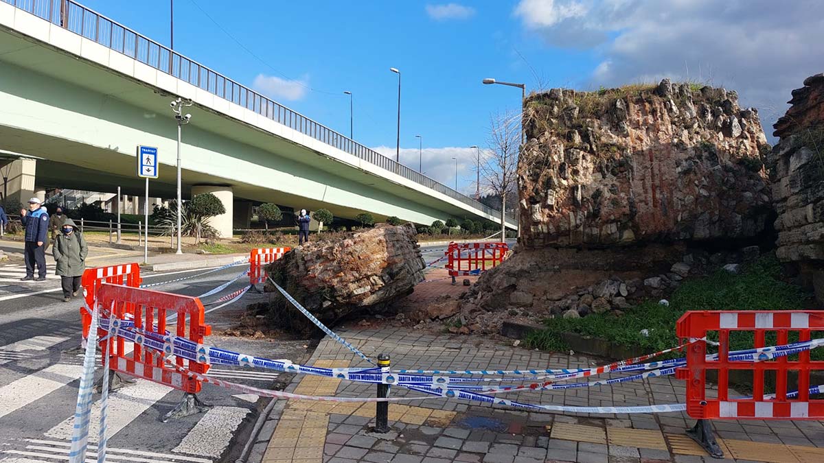 Fatih'teki tarihi sur yola devrildi