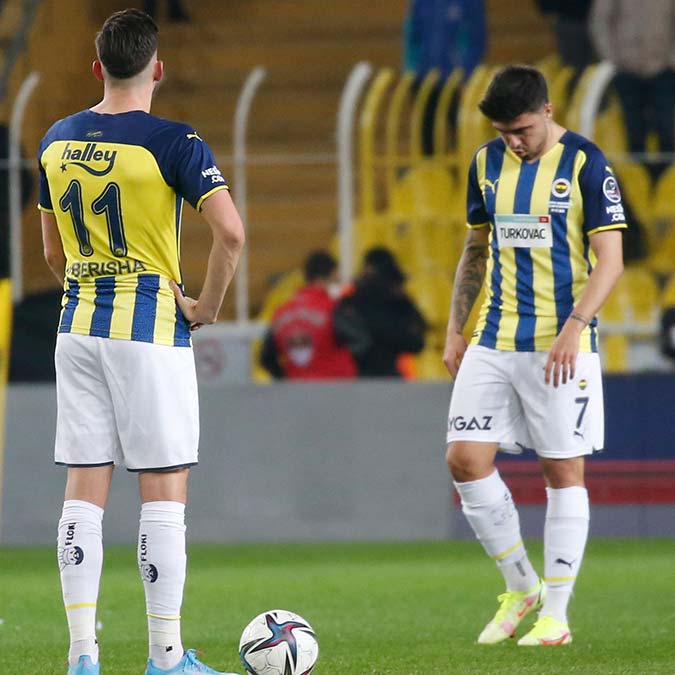 Kanarya kazanmayı unuttu! Fenerbahçe ligin 24.haftasında evinde konuk ettiği Başakşehir’e 1-0 mağlup oldu. Tüm stat yine yönetim istifa sesleri ile yankılandı.  