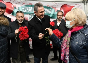 Murat Köse 14 Şubat'ta karanfil dağıttı