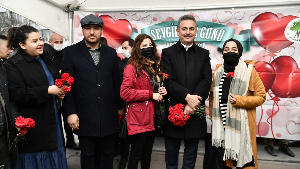 Murat Köse 14 Şubat'ta karanfil dağıttı