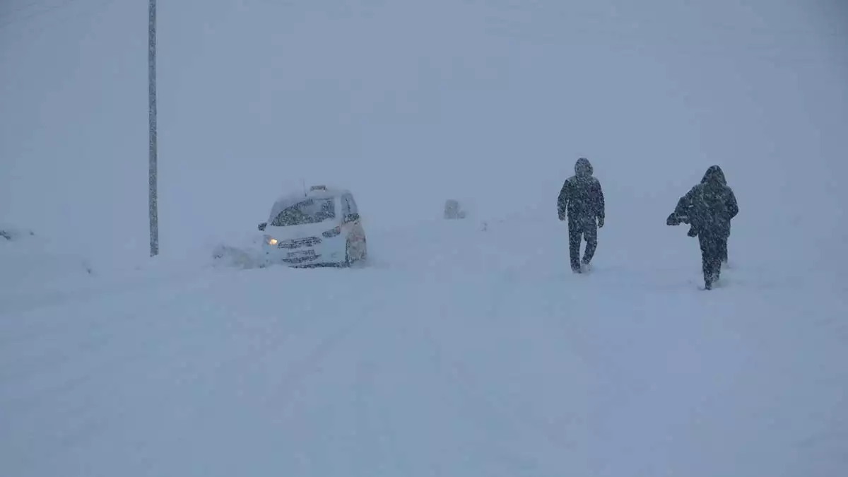 Hakkari kent merkezi ile 2 ilçesinde ve aksaray’ın 3 ilçesinde kar yağışı nedeniyle okullarda eğitime ara verildi.