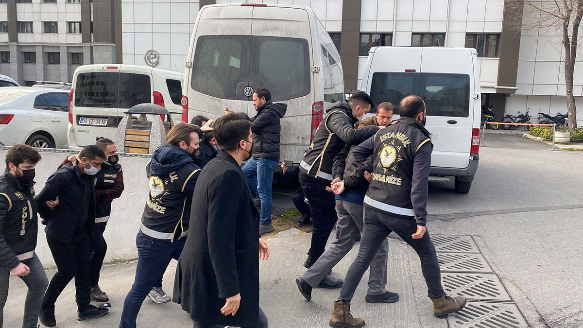 Halil Falyalı cinayeti soruşturmasında gözaltına alınan Mustafa- Mehmet Faysal Söylemez kardeşler ve 6 şüpheli adliyeye sevk edildi.