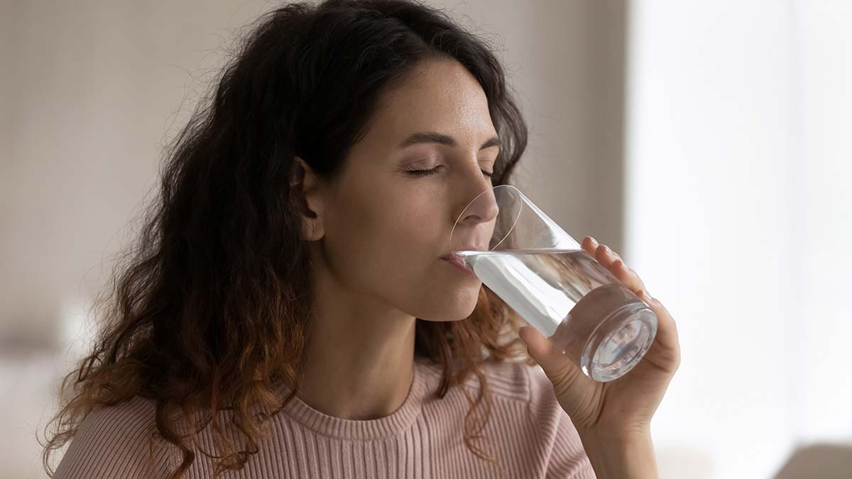 Ataklar halinde seyreden bir baş ağrısı sendromu olarak tanımlanan migreni tetikleyen birçok unsur olduğuna dikkat çeken Nöroloji Uzmanı Doç. Dr. Emin Özcan, hava değişimi migren ataklarını tetikliyor dedi.