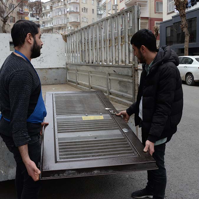 Hırsızlar çalacak eşya bulamayınca kapıyı çaldı