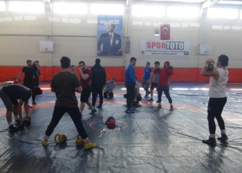 İşitme Engelliler Güreş Milli Takımı olimpiyatlara hazırlanıyor