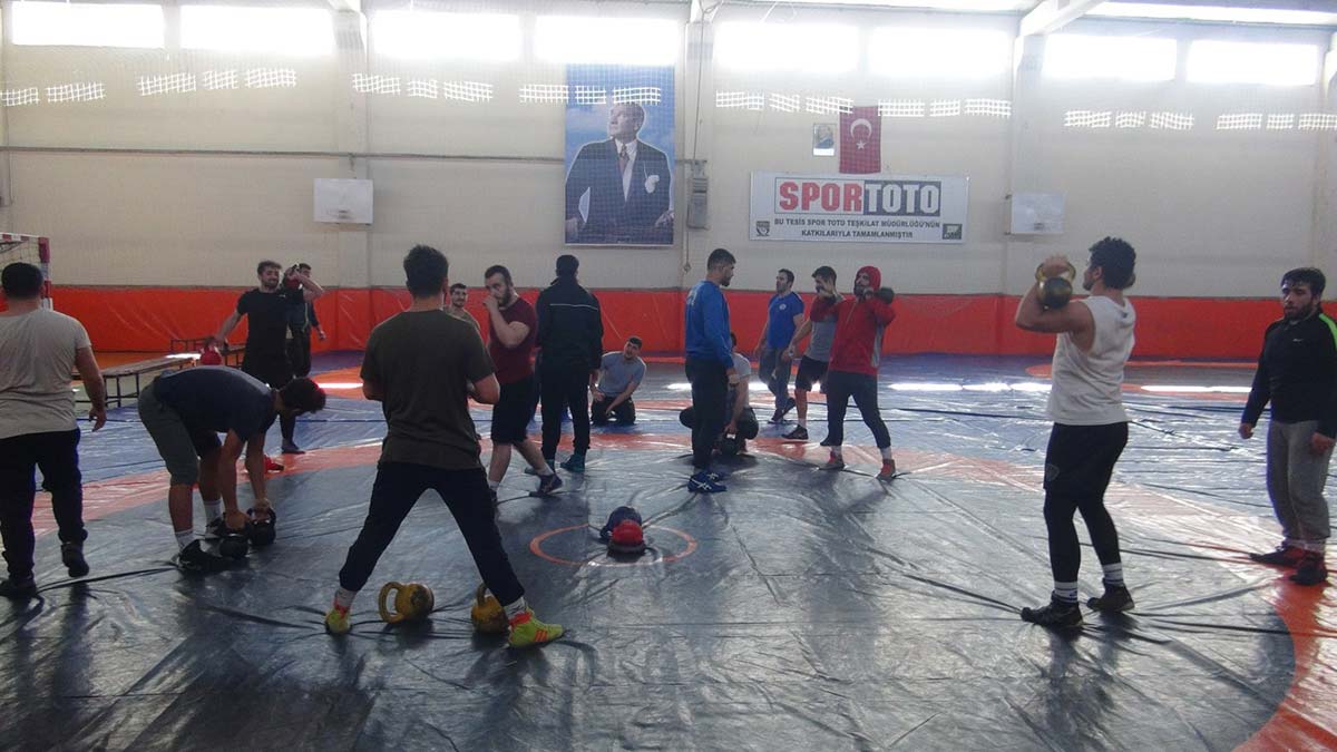 İşitme Engelliler Güreş Milli Takımı olimpiyatlara hazırlanıyor