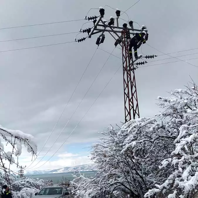 3 şubat'ta başlayan 2 gün etkili olan yoğun kar yağışı nedeniyle isparta'da elektrik kesintisi devam ediyor.