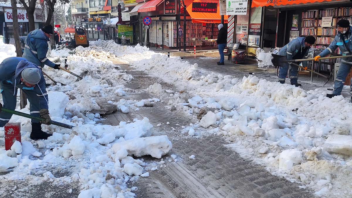 Isparta'da elektrik verilemeyen kırsalda çalışmalar sürüyor