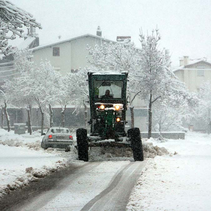 Isparta'da gece başlayan yağış korkuttu