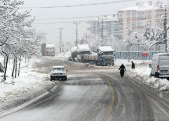 Isparta'da gece başlayan yağış korkuttu