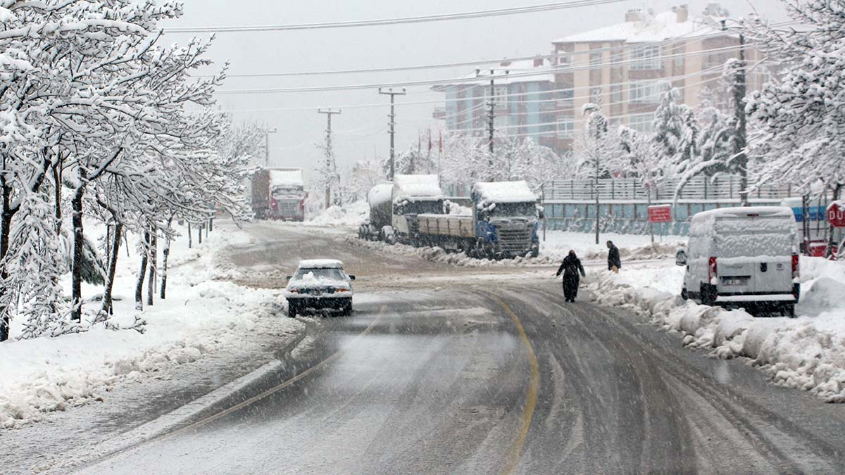 Isparta'da gece başlayan yağış korkuttu