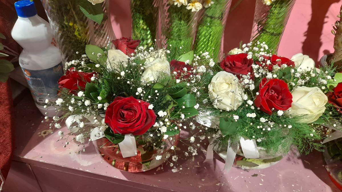 Çiçekçiler 14 Şubat için geceden hazır