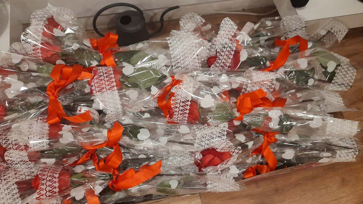 İstanbul'da bazı çiçekçiler 14 Şubat Sevgililer Günü için geceden hazırlık yaptı. Gelen siparişleri geceden hazırlayan çiçekçilerin iş yerleri sabaha kadar açık kaldı.