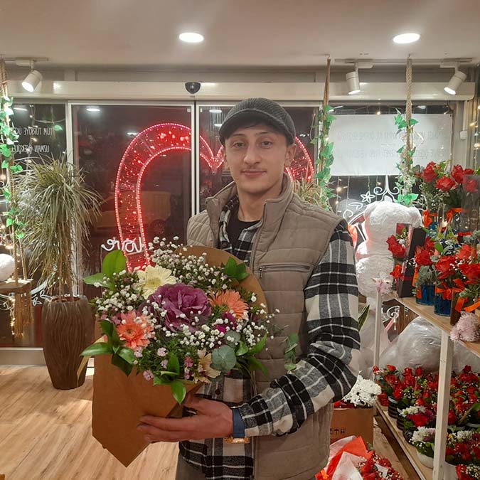 Çiçekçiler 14 Şubat için geceden hazır