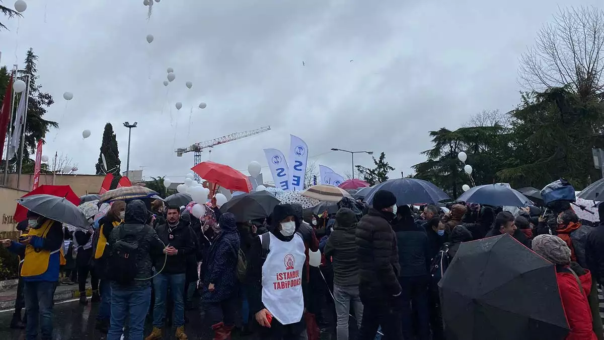 Türk tabipleri birliği'nin (ttb) 81 ilde aldığı grev kararının ardından ankara'da sağlık çalışanları iş bırakma eylemi yaparak, çalışma şartlarının iyileştirilmesini talep etti.