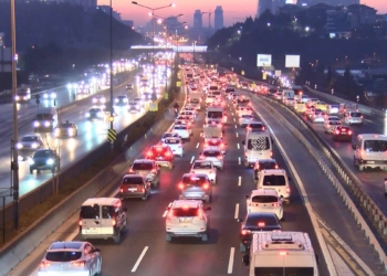 İstanbul'da okullar açıldı; Ulaşımda yoğunluk yaşandı