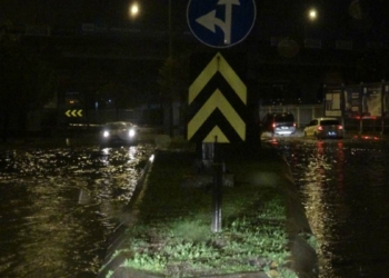 İzmir'de sağanak yağış; İş yerlerini su bastı