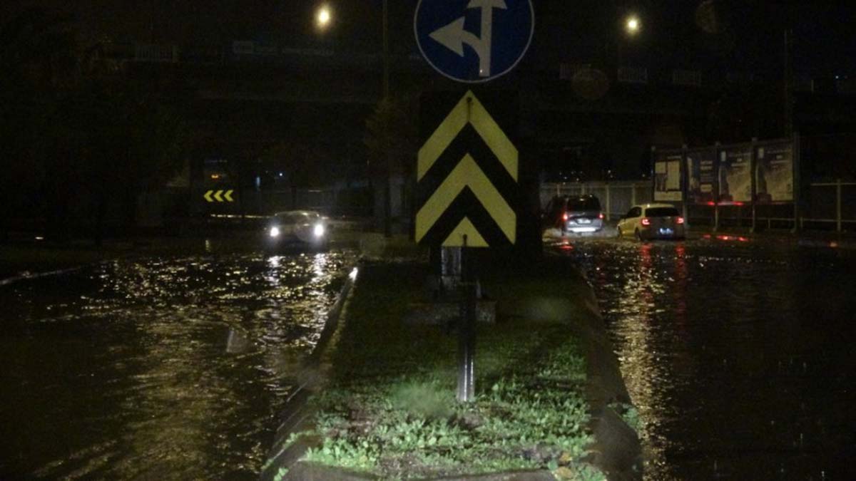 İzmir'de sağanak yağış; İş yerlerini su bastı