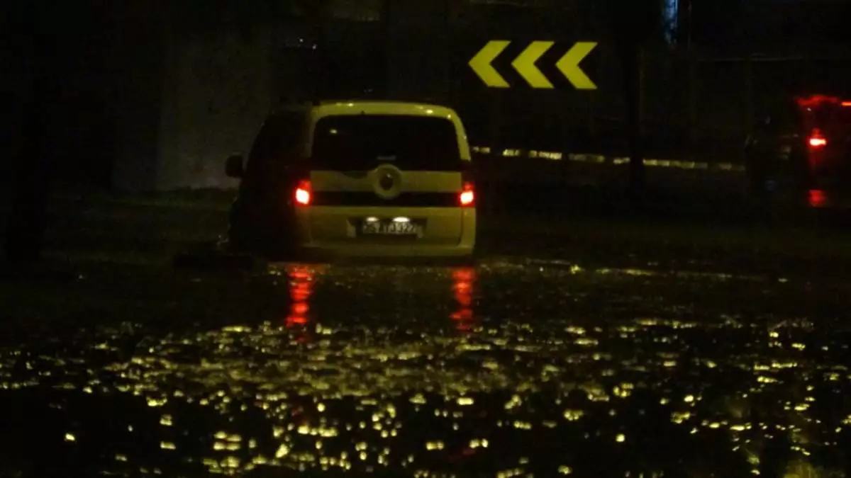 İzmir'de sağanak yağış; i̇ş yerlerini su bastı